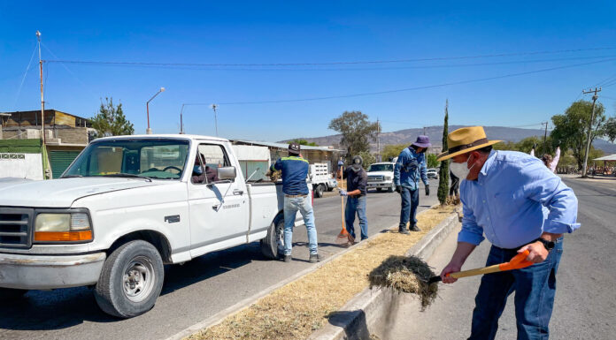 El Alcalde Salvador Jiménez encabeza faena de limpieza en la Comunidad de Ojo de Agua en Tepeji del Río.