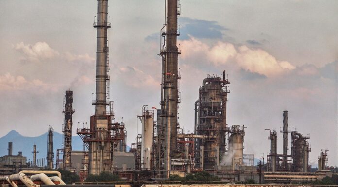 DISMINUYE LA PRODUCCIÓN DE LA REFINERÍA MIGUEL HIDALGO POR BLOQUEOS DE MAESTROS EN MICHOACÁN