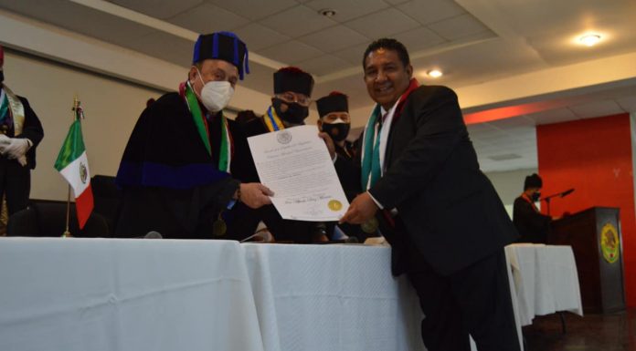 RECIBE ALCALDE DE TLAHUELILPAN MEDALLA AL MÉRITO EN CIENCIA, HONOR Y CULTURA