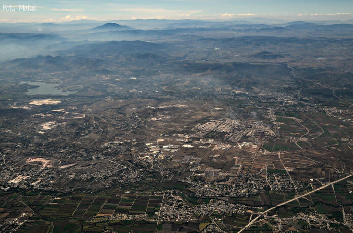 Al centro, la refinería. Más arriba, la ciudad de Tula. A la izquierda, la laguna de Requena. En la parte inferior, el Arco Vial Norte. Foto: Francisco Enrique Camacho Mezquita
