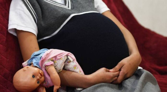 Padre que abusaba sexualmente de su hija, la lleva al hospital por dolor de estómago y descubre que está embarazada