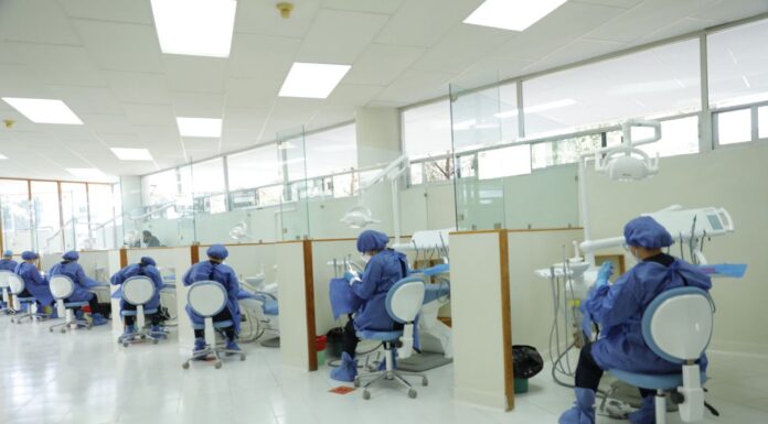 Omar Fayad realiza recorrido por la UAEH donde develan placa de inauguración de la Torre de Rectoría