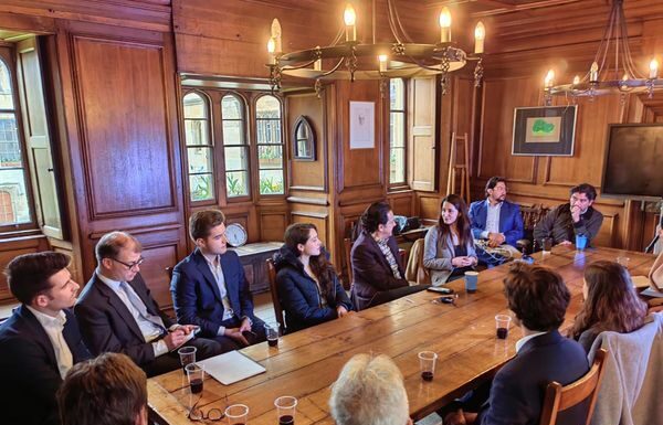 Mandatario de Hidalgo se reúne con alumnos mexicanos en Oxford