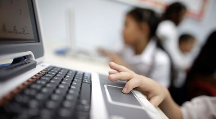 Hombre se hacía pasar por adolescente para pedir «nudes» a menores de edad