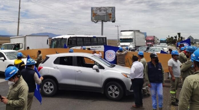 Trabajadores de Cruz Azul se manifiestan en CFE y cierran la México-Pachuca