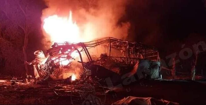 Hidalguenses mueren calcinados dentro de autobús turístico