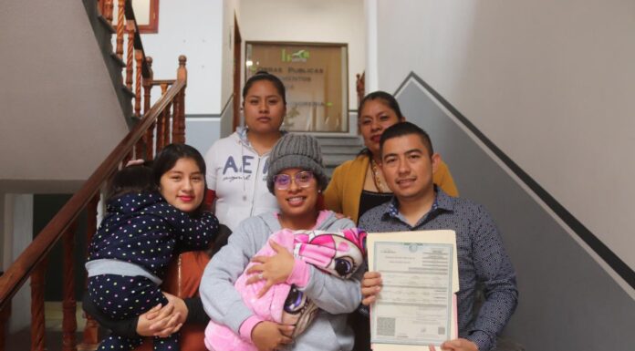 Pareja registra a su hija con apellido materno en primer lugar en Alfajayucan