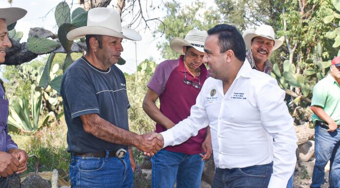 Entrega Hernández Badillo a vecinos pavimentación en Xiteje de Zapata