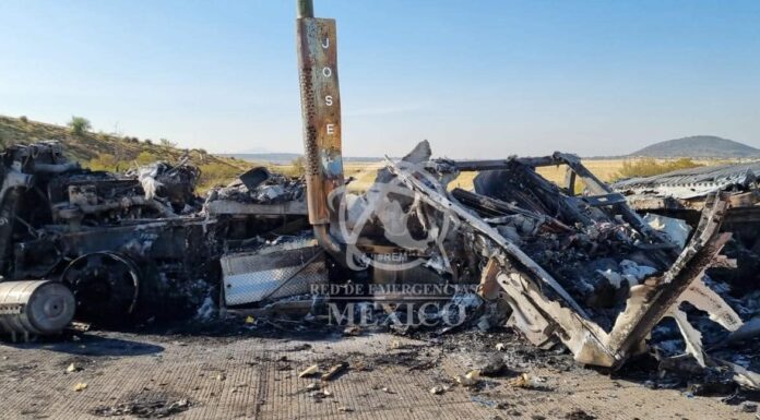 Se incendia madrina que transportaba más de 10 vehículos en el Arco Norte