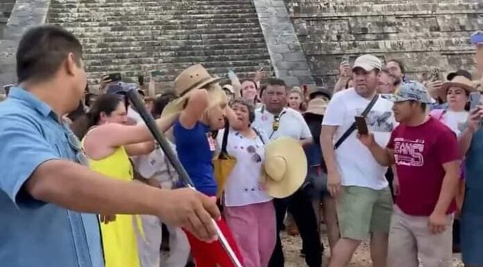 Turista que subió a pirámide de Chichén Itza fue golpeada por los demás asistentes