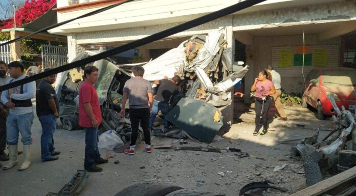 Accidente vial deja múltiples pérdidas materiales en Ixmiquilpan