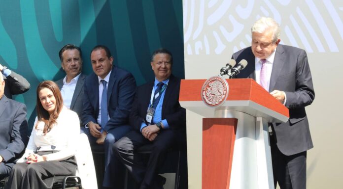 Asiste Menchaca Salazar a la 113 Asamblea del IMSS