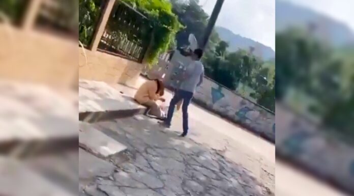 Video: Jóvenes de Huejutla golpean a abuelito y lo graban para hacerse virales
