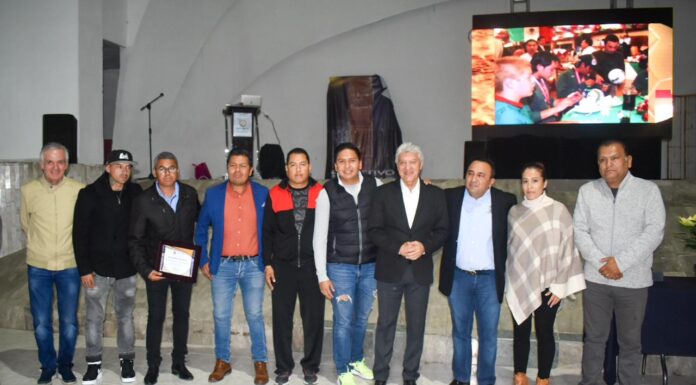 Imparte destacado futbolista conferencia motivacional en Tula