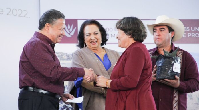 Frena erosión del Altiplano; entrega Menchaca 12 mil plantas de maguey