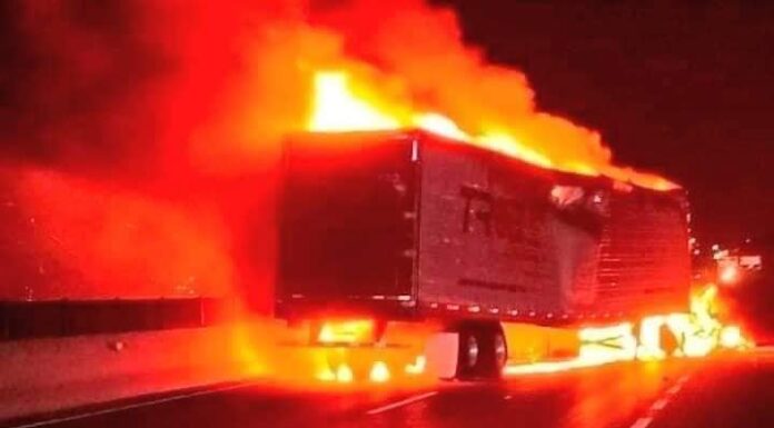 Reos intentan fugarse de penal de Zacatecas, queman vehículos y casetas