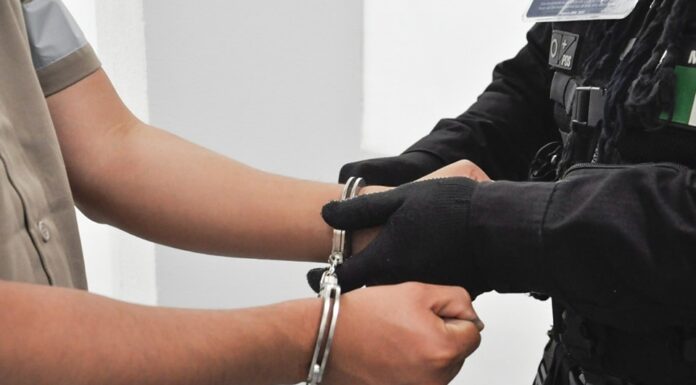 Detienen a dos personas en posesión de un vehículo robado