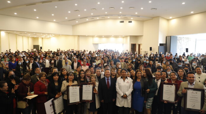 Gobernador de Hidalgo reconoce trayectoria y compromiso del personal de salud