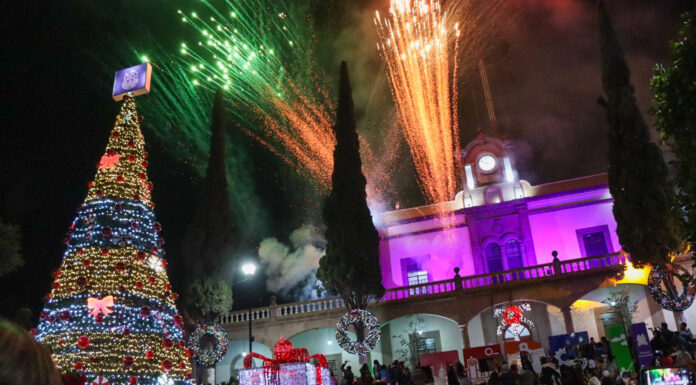 Miles de familias disfrutaron del gran encendido de árbol navideño en Tepeji.