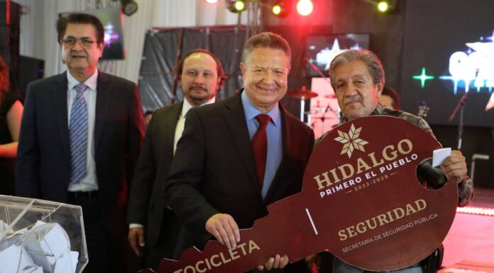 Entrega Julio Menchaca reconocimientos y estímulos a policías hidalguenses