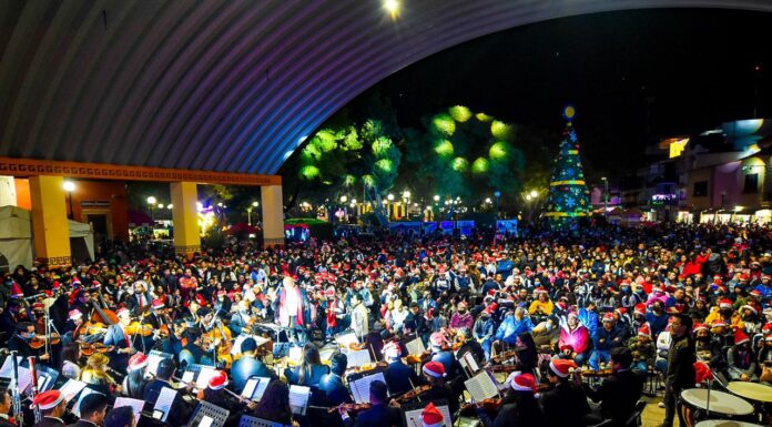 Miles de personas vivieron el encendido de luces del árbol de Navidad en Tula