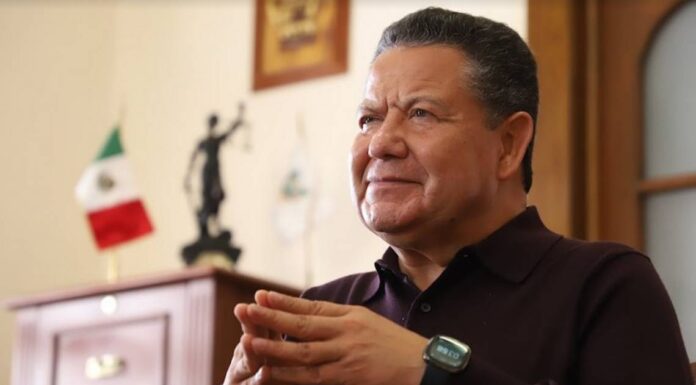 Julio Menchaca presenta iniciativa de Revocación de Mandato