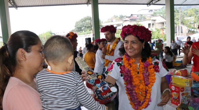 Entrega Edda Vite juguetes a niñas y niños de la Huasteca