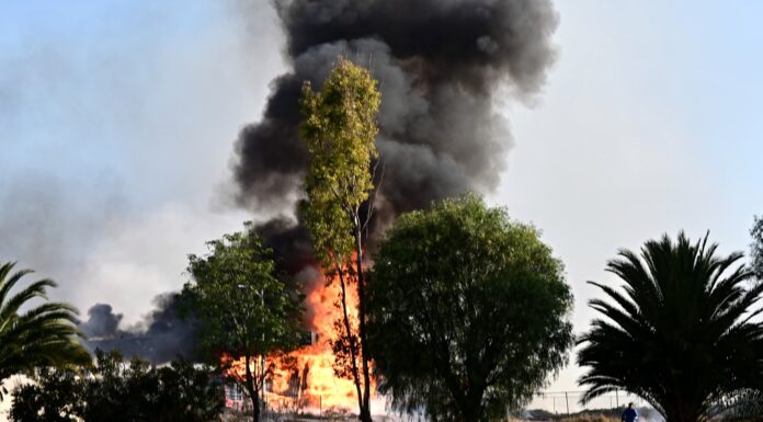 Tragedia: Dos muertos, cuatro heridos y diez vehículos calcinados deja explosión de pipa en Tula.