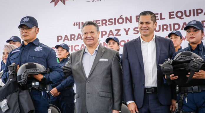 Por la paz y seguridad de Hidalgo, Menchaca Salazar entregó equipamiento a la Policía Estatal