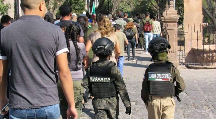 Militares y ex militares protestan en el Zócalo de CdMx; exigen respeto a sus derechos humanos