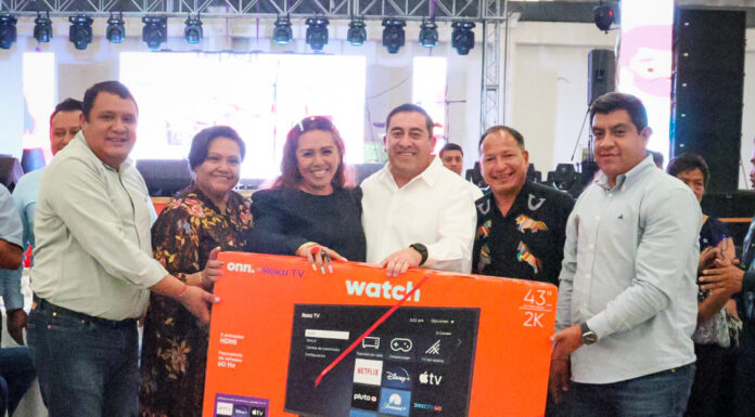 MAESTROS DE TEPEJI ENTREGAN RECONOCIMIENTO AL ALCALDE SALVADOR JIMÉNEZ POR SU GRAN APOYO AL SECTOR EDUCATIVO