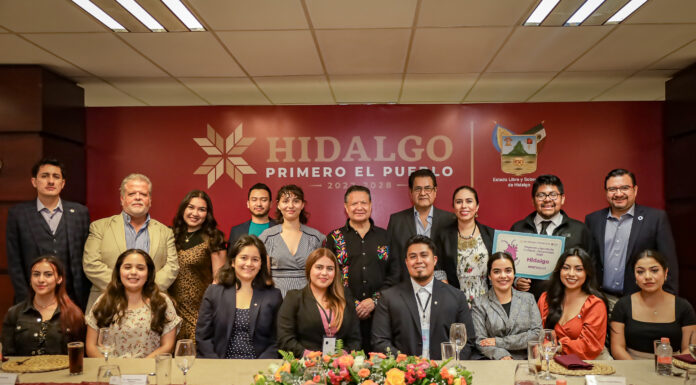 Julio Menchaca se reúne con hijos de migrantes