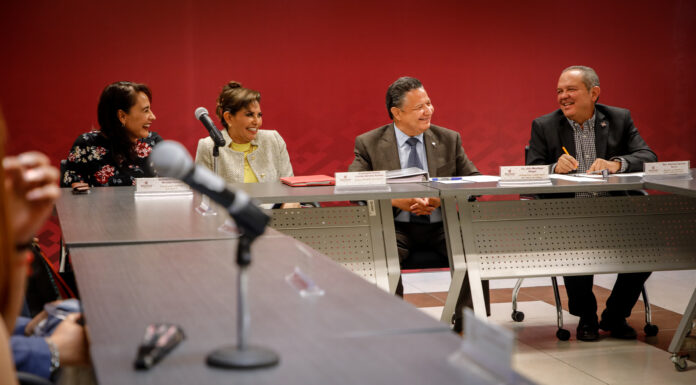 Sostiene Menchaca Salazar encuentro con empresarias de la construcción