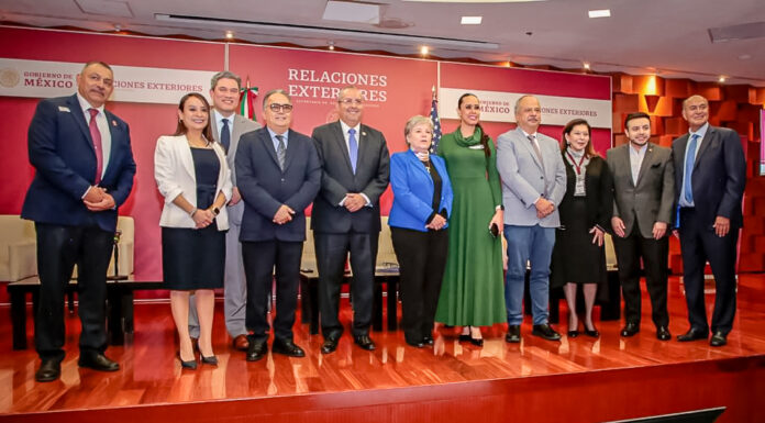 Reafirma Hidalgo compromiso con educación de connacionales que radican en el extranjero