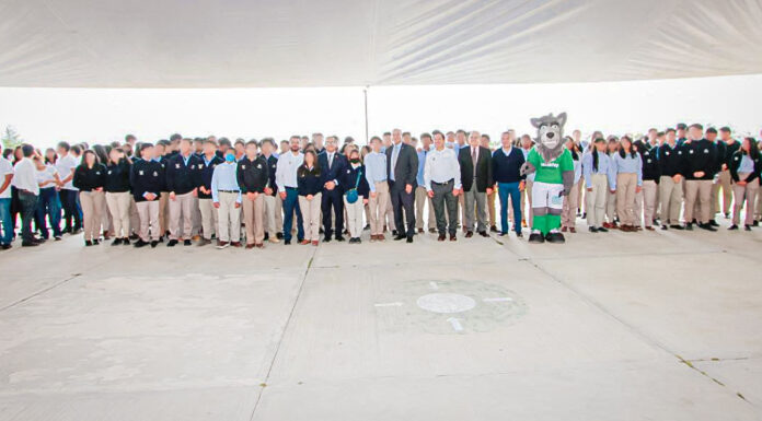 Entrega Natividad Castrejón uniformes y libros a estudiantes del Conalep Pachuca II