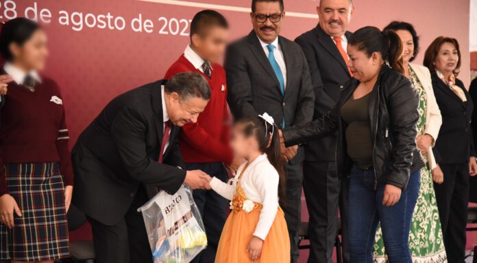 Entrega Julio Menchaca uniformes, útiles y libros de texto gratuitos