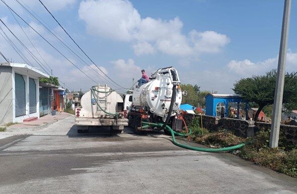 Cuadrillas en acción desazolvan red de drenaje
