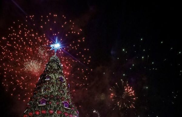 La Navidad llegó a Hidalgo con el encendido del árbol en la Plaza Juárez