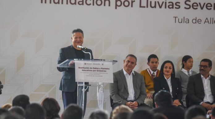 El presidente municipal de Tula acompaña al gobernador Julio Menchaca en la entrega de equipamiento a escuelas