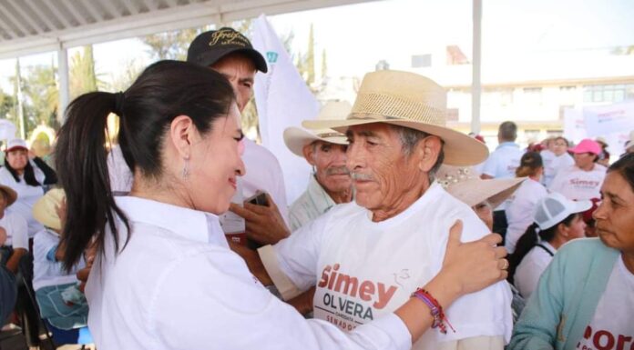 La candidata de Morena al Senado de la República acudió a Nopala y Huichapan, donde presenció el tercer debate presidencial.