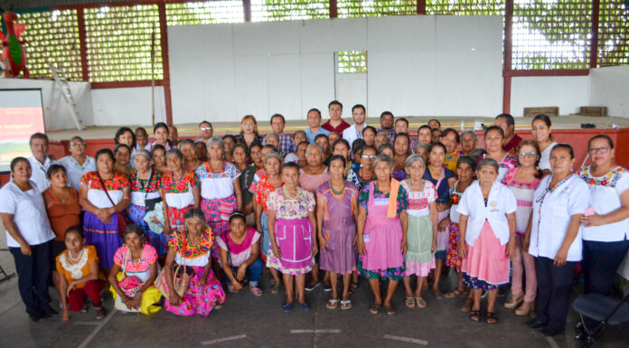 Presentan proyecto de “Casa de la Mujer indígena” a parteras tradicionales de la huasteca