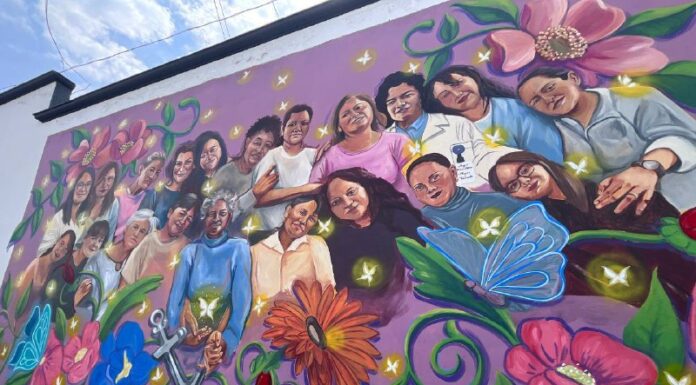 Mujeres pintan mural como expresión contra la violencia