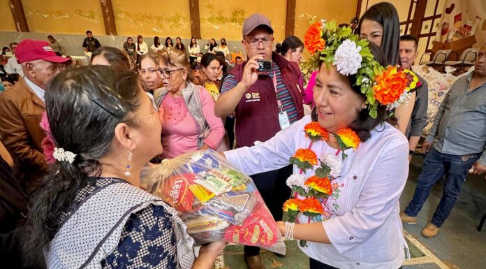 Sin intermediarios, Edda Vite entrega apoyos a comunidades afectadas por lluvias en Tlahuiltepa