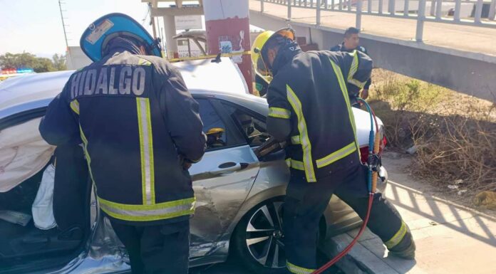 Bomberos atienden accidente en bulevar Santa Catarina
