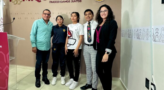 Presidente de Ixmiquilpan dona su sueldo a jóvenes que viajan al extranjero por proyectos educativos