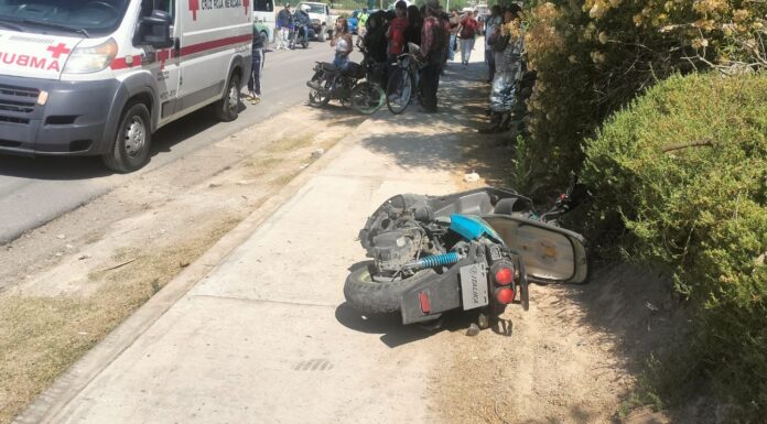 Choque en Ixmiquilpan: Joven de 17 años cae a zanja y motociclista sin casco resulta herido