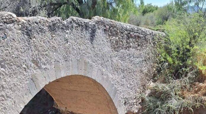 Ayuntamiento de Ixmiquilpan solicita la intervención del INAH tras derrumbe de puente histórico.