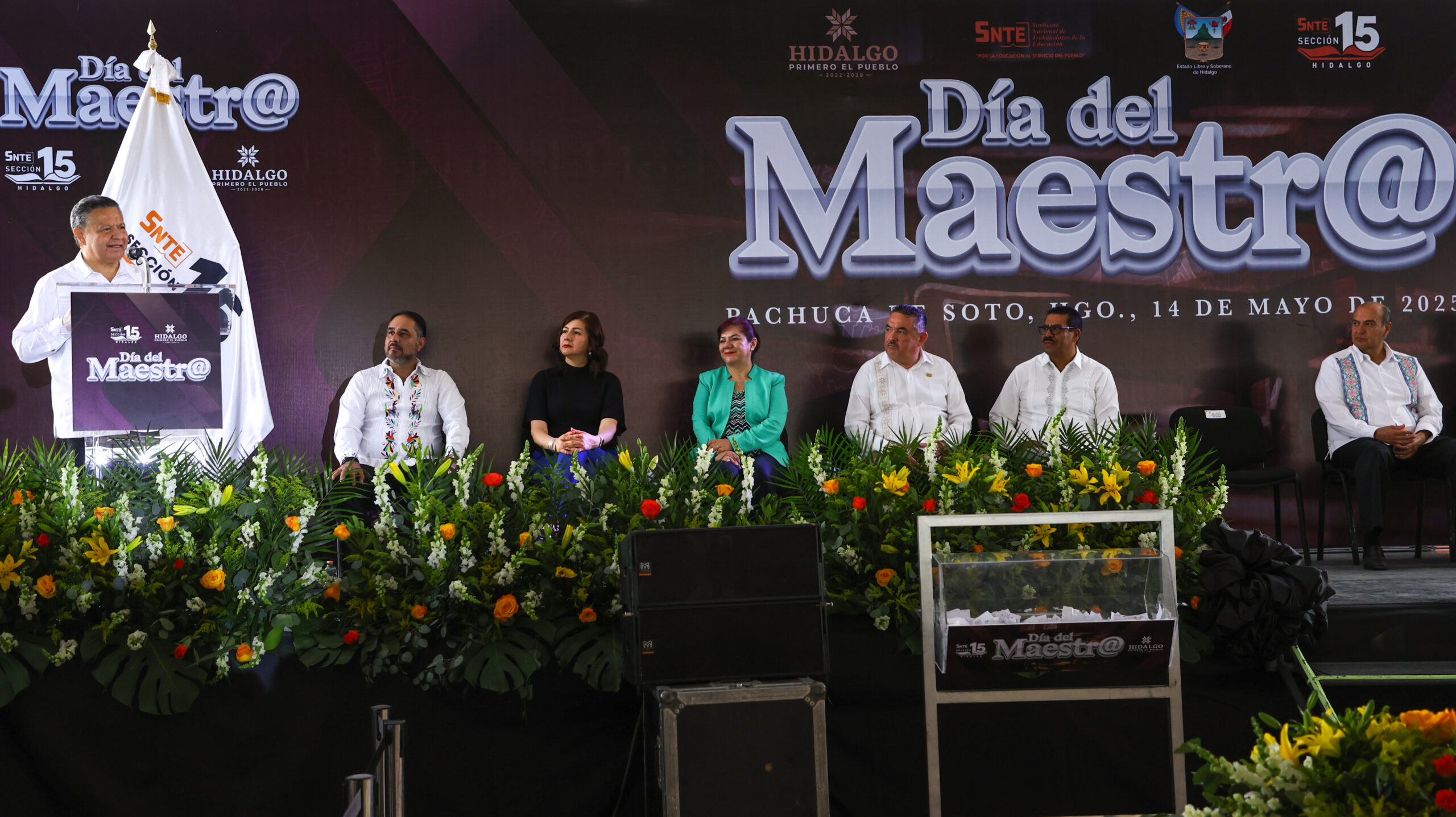 Gobierno de Hidalgo reconoce labor docente - Revista DeFRENTE