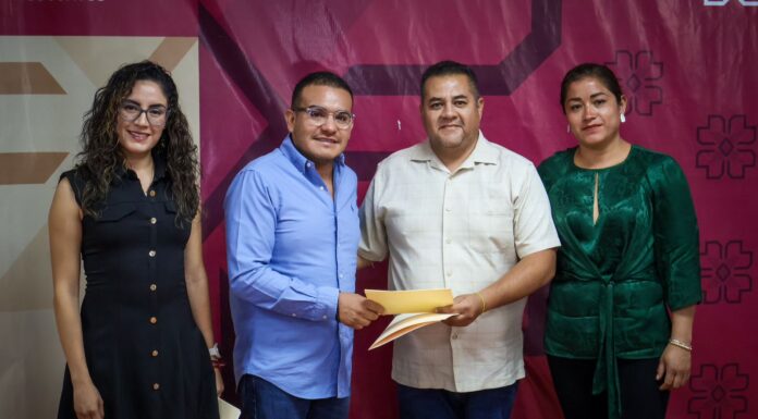 Presidente Municipal de Ixmiquilpan continúa donando su salario para impulsar proyectos educativos.