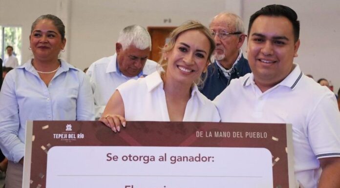 Tania Valdez celebra a más de mil 500 maestros en Tepeji con gran festejo y rifas